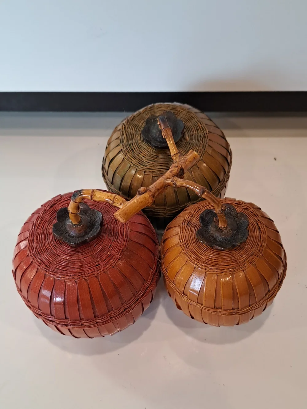 Vtg Shanghai Handcrafted 3 Piece Interconnected Wicker Fruit Basket Set